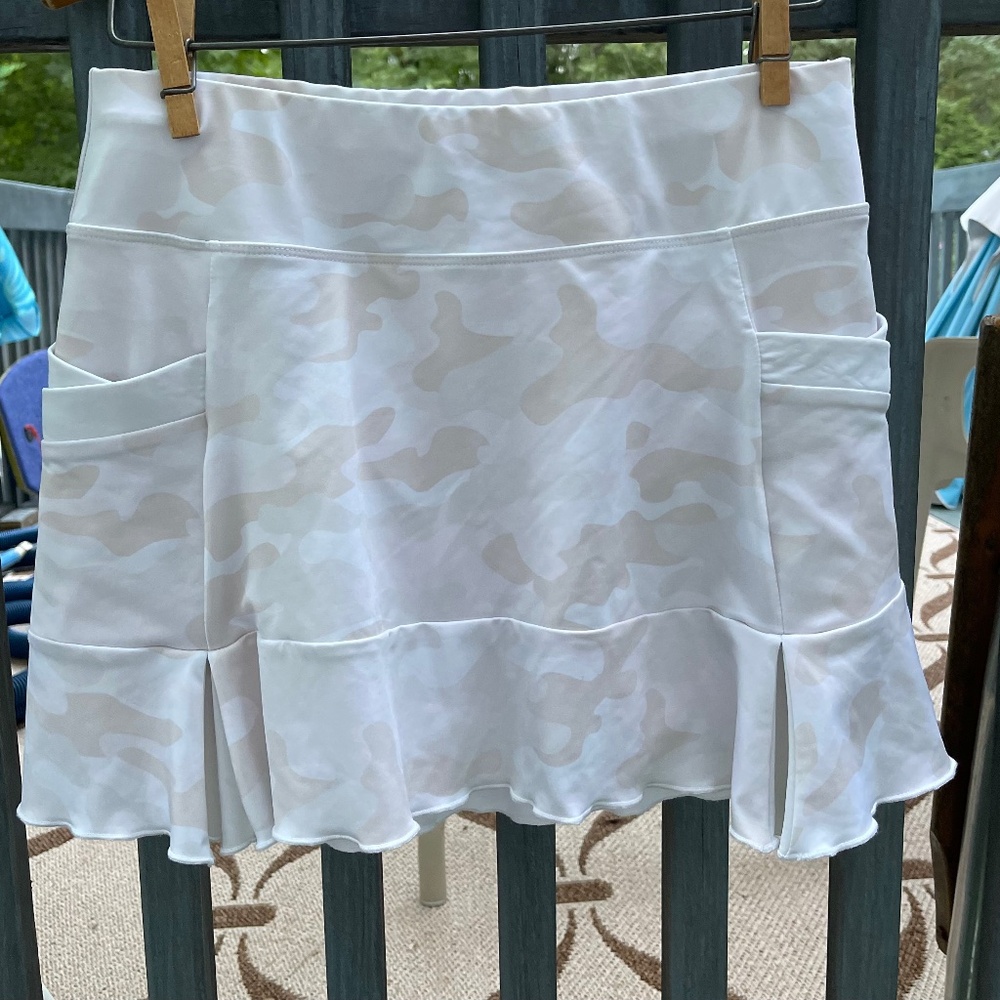 AB Sport ladies’ golf Skort camo with pockets, new without tags, size XS